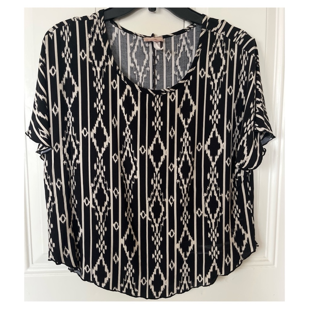 Fashion Magazine Large Black and Cream Patterned Short Sleeve Blouse.